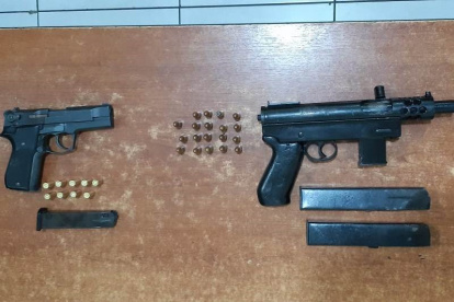 En Tungurahua y Manabí se decomisaron armas, municiones y explosivos.