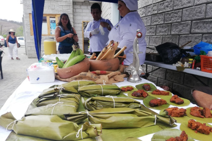 Delicias. Los productos manabitas típicos como la tonga y bollos portovejenses se exhibieron durante el encuentro binacional.