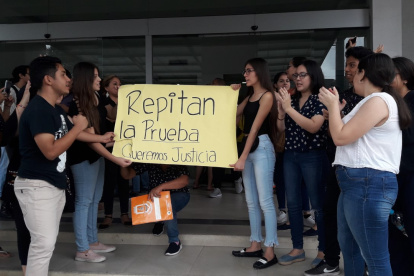 Durante dos semanas, padres de familias y estudiantes han rechazado la filtración de la prueba Ser Bachiller.