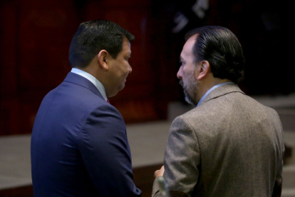 El presidente de la Asamblea, César Litardo, le apuesta al diálogo. Aqui con el asambleísta Pabel Muñoz (RC)