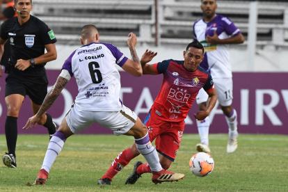 Holger Matamoros debutó con el Nacional en el empate sin goles ante Fénix, en Uruguay.