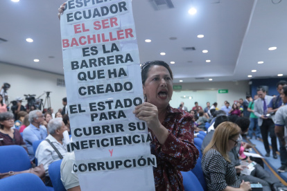 Padres de familia llevaron letreros con mensajes que pedían la eliminación de la prueba Ser Bachiller.
