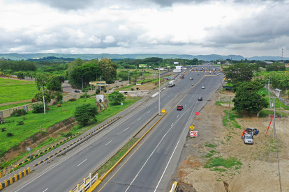 La vía Chongón-Santa Elena, según líderes sociales y políticos, aún no presenta cambios en su estructura, pese al arranque de cobro.