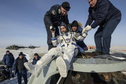Dzhezkazgan. El astronauta siciliano, deja la cápsula para pisar tierra 200 días después de haber viajado al espacio.