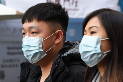 London (United Kingdom), 06/02/2020.- People wearing face masks in London, Britain, 06 February 2020. A third case of coronavirus has been diagnosed in UK, the Department of Health has announced. The patient is been transferred to a NHS centre. (Reino Unido, Londres) EFE/EPA/ANDY RAIN BRITAIN HEALTH CORONA VIRUS