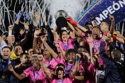 Los jugadores de Independiente celebran la obtención de la Copa Sudamericana.