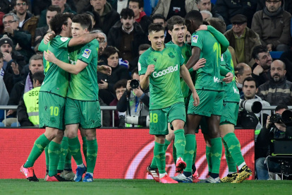 Los jugadores de la Real Sociedad celebran este paso histórico en la Copa del Rey, dejando en el camino al Supercampeón de España, el Real Madrid.