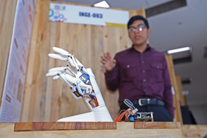 Galo Reyes presenta una mano robótica que responde a señales del cerebro.