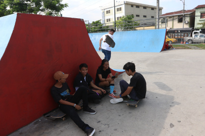 Colegiales aprovechan la época vacacional para recrearse en un parque.