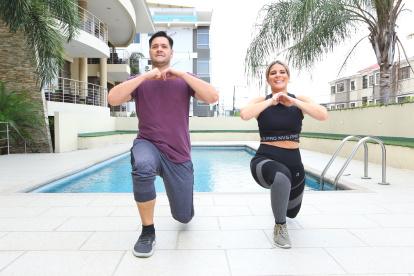 Hacer ejercicios juntos es una actividad que ambos disfrutan, no solo por los beneficios en su salud, sino también por el fortalecimiento de su relación.