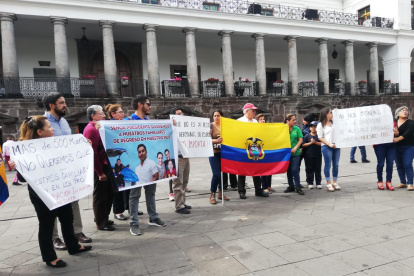 Los familiares de los jóvenes que se encuentran en China hicieron un plantón para pedir respaldo al Gobierno Nacional.
