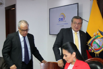 Las autoridades electorales se reúnen para definir procesos.