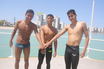 Amistad. Joseph Macías (i), Jeremy Menoscal (c) y José Javier Vásconez, de diferentes equipos, ocuparon ayer el podio en el Campeonato Interclubes que finaliza hoy en Salinas.