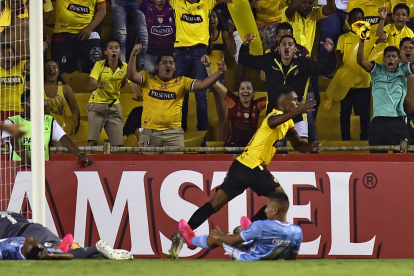 Fidel Martínez festeja uno de sus dos goles en el Monumental

 FBL-LIBERTADORES-BARCELONA-CRISTAL