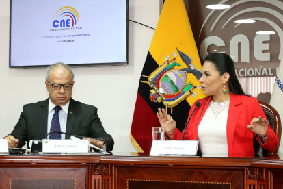 La presidenta del CNE, Diana Atamaint, junto con el presidente del Tribunal Contencioso Electoral, Arturo Cabrera, en una reunión para definir el cronograma para las elecciones del 2021.
