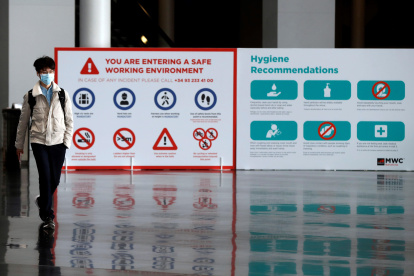 Un trabajador sale del recinto ferial Gran Vía en Barcelona, este 7 de febrero, después de que la empresa tecnológica Ericsson haya anunciado que no acudirá al Mobile World Congress (MWC).