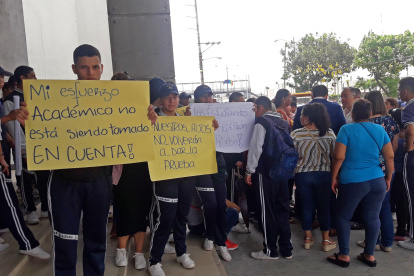 Estudiantes de varios colegios protestaron porque deberán repetir la evaluación que rindieron en enero pasado.