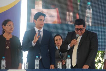 Johnny Terán (i) es el vicealcalde de Babahoyo. En la imagen, el momento de su posesión. Lo hace el alcalde Carlos German.