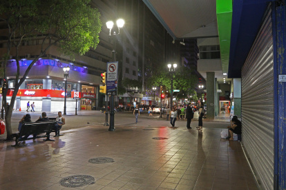 La 9 de Octubre. A las 20:00 está cerrado hasta el parque Centenario, además de las tiendas. En ciertas cuadras hay locales de comida, oasis de vida en una avenida que duerme temprano.