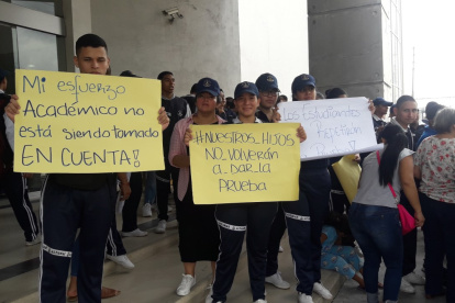 Los estudiantes se niegan a repetir la prueba que ya la dieron en enero pasado.