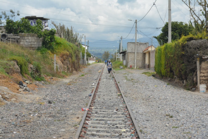 Trayecto. Los pobladores deben caminar por lugares desolados, para llegar a casa. Los buses son irregulares.