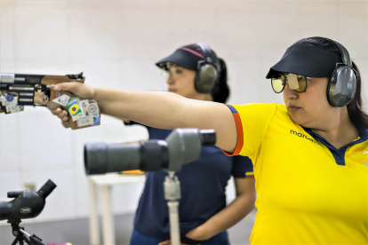 Marina Pérez, en primer plano, y Diana Durango (atrás) entrenan en Guayaquil antes de emprender un periplo de trabajos que las llevarán a Europa y Asia.