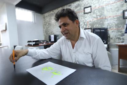 Es arquitecto, urbanista e investigador urbano. Es docente de la Universidad de Guayaquil y coordinador de investigación de la facultad de Arquitectura
