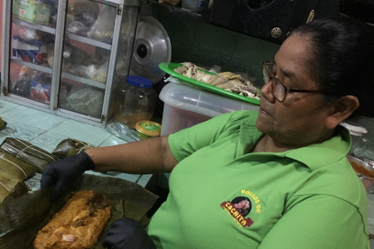 María Banguera, envuelve el producto con los tres mariscos, conocido en Esmeraldas como tamales.