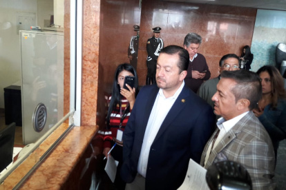 El asambleísta Fabricio Villamar presentó en Gestión Documental la denuncia contra la legisladora Karina Artega