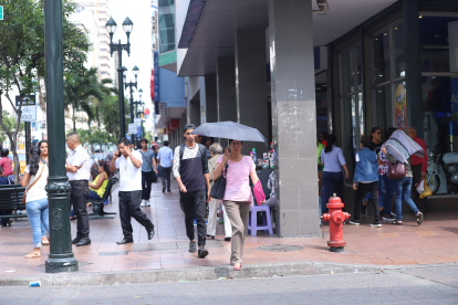 Recursos. Algunos habitantes de Guayaquil usan diferentes implementos para cubrirse de los rayos ultravioletas del sol. Uno de los más comunes son las sombrillas