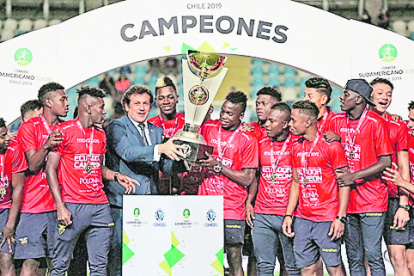 AME049. RANCAGUA (CHILE), 10/02/2019.- Jugadores de la selección ecuatoriana de fútbol celebran luego de ganar este domingo el campeonato Sudamericano sub"20 disputado en el estadio El Teniente en Rancagua (Chile). EFE/Elvis González CHILE FÚTBOL SUDAMERICANO SUB"20