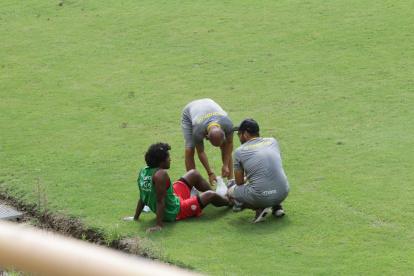 Christian Alemán, mediocampista de Barcelona, es atendido en la cancha alterna del Ídolo.

PERIODISTA : MODESTO GARCIA 

FECHA :10 /02/2020 

Agencia (ag-extra)