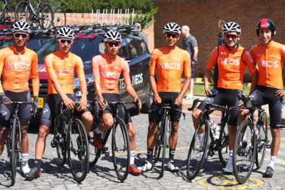 El ciclista ecuatoriano Richard Carapaz (segundo desde la izquierda), junto con el resto del equipo de Ineos, su nueva plantilla para esta temporada.