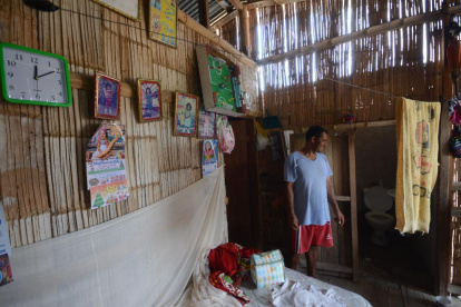 Limber Pisco levantó una casa de caña con la ayuda de su familia ante la falta de atención del Gobierno
