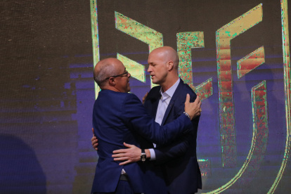 Posta. Jordi Cruyff (derecha) recibe el primer equipo de parte de Jorge Célico, quien se hizo cargo de la Tricolor mientras se definía al nuevo cuerpo técnico.