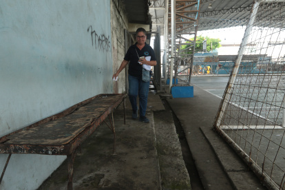 Bancos podridos, bases metálicas oxidadas y grafitis se observan en todo el complejo deportivo.