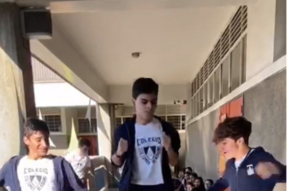 Hecho. Esta es una de las acciones que realizan en el reto, considerado peligroso.