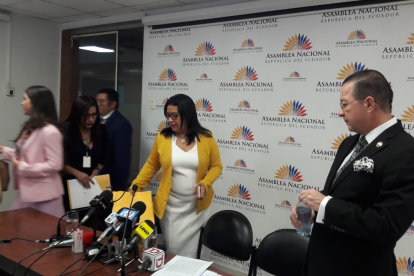 La asambleísta Karina Artega (c) y su abogado Luggi García se defendió de las acusaciones de gestionar cargos públicos