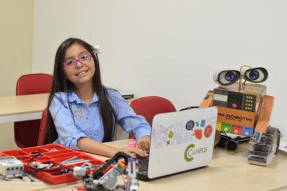 Emily es la miembro más joven de la comunidad Girls in Tech Ecuador y crea robots desde los 4 años.