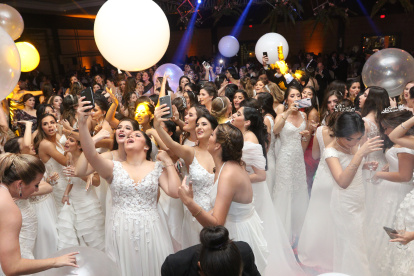 Ochenta y cinco chicas celebraron con su familia y amigos la noche de su graduación.
