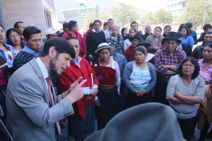 El asambleísta Israel Cruz vive su cuarto de hora de popularidad con sus votantes, las masas chimboracenses que acudieron ayer al Pleno.
