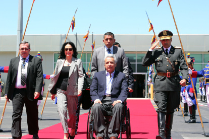 El presidente Lenín Moreno antes de abordar el avión que lo trasladó a Estados Unidos.