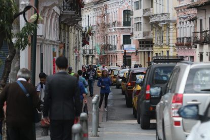 El ingreso al Centro Histórico, por la calle Guayaquil, es uno de los que mas congestión de vehículos registra en horas pico.