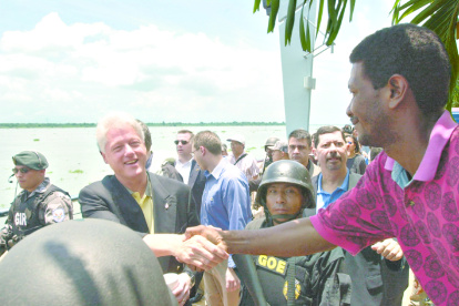 El expresidente Bill Clinton en un recorrido por el Malecón 2000 de Guayaquil.