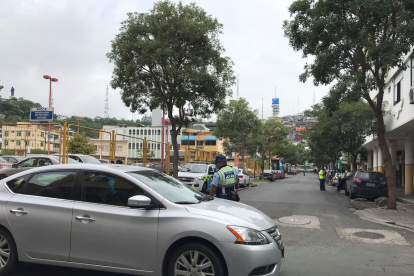 Los carros ya no pueden ingresar a la calle José Manuel Matheu, desde la vía Padre Aguirre.