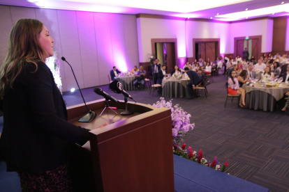 Cristina Páez, parte del Observatorio, explica la iniciativa a representantes de empresas y funcionarios.