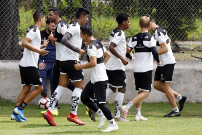 Práctica de Independiente del Valle en el complejo Chillo Jijón.