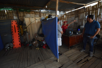 La jefa de bomberos, María Ramírez muestra la estación luego de cuatro años del terremoto