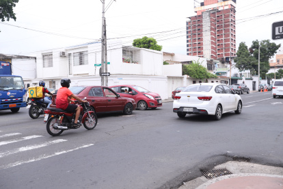 La intersección de Carchi y Vélez tiene mucho caos vehicular.