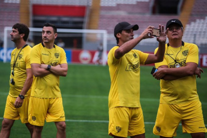 El equipo torero realizó el reconocimiento de la cancha del estado Nacional de Lima previo al encuentro de hoy.